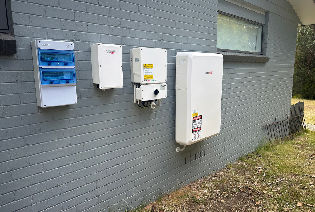 A SolarEdge battery and switchboard mounted on an exterior wall